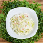 Weißkrautsalat mariniert mit Speck